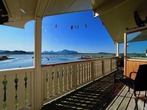 een veranda met uitzicht op het strand en de oceaan bij Bird View Lofoten in Bøstad
