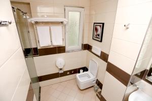 Koupelna v ubytování Hotel Town House + 31 fotografií
