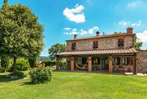 an old stone house with a large yard at Agriturismo Pian del Vescovo in Massa Marittima
