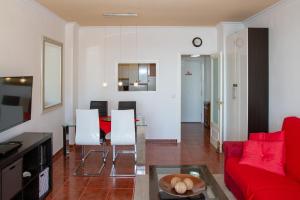 トレモリノスにあるCastillo Santa Claraのリビングルーム(赤いソファ、テーブル付)