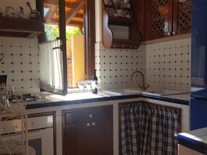 kuchnia ze zlewem i oknem w obiekcie Villa Lisca Blu w mieście Custonaci +37 zdjęć