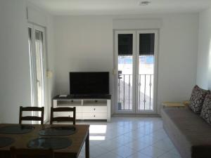 a living room with a couch and a tv at Appartement "Noni" in Okrug Donji