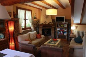 ein Wohnzimmer mit einem Sofa und einem Kamin in der Unterkunft Casa Rural Edulis in Santurde