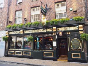 una tienda frente a un edificio en una calle en The Kings Apartment en York