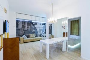 un soggiorno con tavolo bianco e divano di sLOVEnian ART STORY a Lubiana