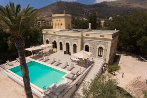 widok z lotu ptaka na dom z basenem w obiekcie Villa le Torri B&B w Trapani
