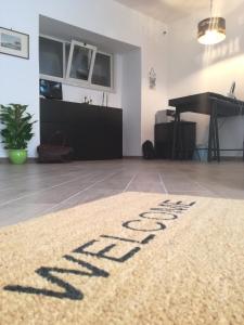 ein Wohnzimmer mit einem Teppich auf dem Boden und einem Klavier in der Unterkunft Spira Mirabilis Napoli in Neapel