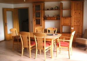 comedor con mesa de madera y sillas en Apartment Heilbrünnchen, en Emmelshausen