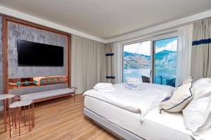 A television and/or entertainment centre at Hotel Castello Lake Front