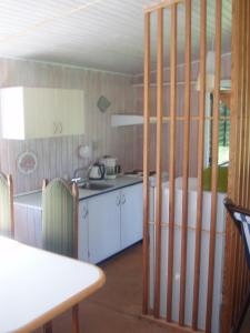 cocina con encimera, mesa y mesa y cocina en Summer cottage, en Nøreng