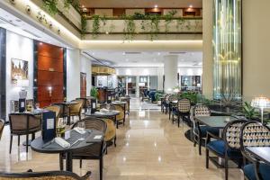 A restaurant or other place to eat at Eurostars Gran Hotel Santiago