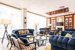 A seating area at Eurostars Gran Hotel Santiago