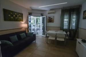 un soggiorno con un divano e un tavolo di Appartamento Gigliola a Milano Marittima
