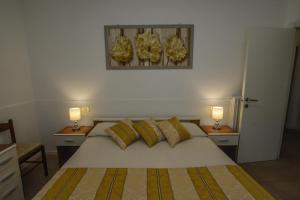 una camera da letto con un letto con due comodini e due lampade di Appartamento Gigliola a Milano Marittima