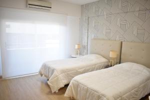 1 dormitorio con 2 camas y pared en Loft para 4 personas 7º C en Buenos Aires