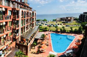  Elle offre une vue aérienne sur un hôtel doté d'une piscine. dans l'établissement Chateau Del Marina Penthouses, à Nessebar