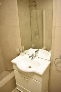 y baño blanco con lavabo y ducha. en Loft para 4 personas 7º A en Buenos Aires