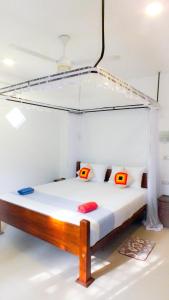 Postel nebo postele na pokoji v ubytování Villa Tanzanite Hikkaduwa