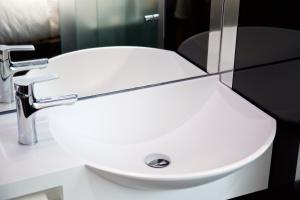 Een badkamer bij The Z Hotel Tottenham Court Road