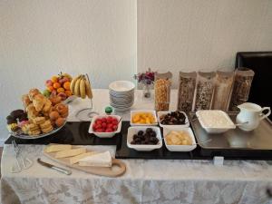 インバネスにあるSt Ann’s Guest Houseの様々な種類の食べ物や軽食を用意したテーブル