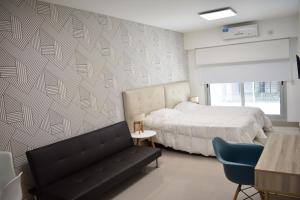 1 dormitorio con cama, sofá y mesa en Loft para 4 personas 2º B en Buenos Aires