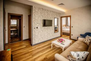 TV a/nebo společenská místnost v ubytování Life Point Hotel