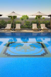 
المسبح في Crowne Plaza - Dubai Jumeirah, an IHG Hotel أو بالجوار
