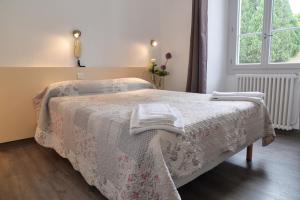 Postel nebo postele na pokoji v ubytování Hôtel Acropolis - Lourdes