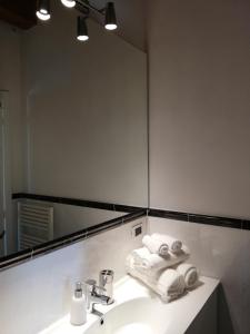 ein Badezimmer mit Waschbecken, Spiegel und Handtüchern in der Unterkunft Villa Belvedere Degli Ulivi in Osimo
