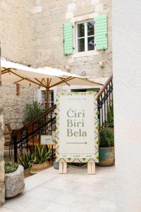 ein Schild für ein Geschenk-Puff-Beta vor einem Gebäude in der Unterkunft Ćiri Biri Bela Private dorm in Split