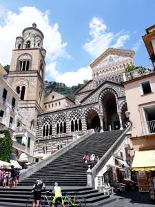 un gran edificio con una torre de reloj y escaleras en Cupido Art House Amalfi, en Amalfi