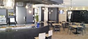 ein Restaurant mit Tischen und Stühlen und einer Bar in der Unterkunft Hotel San Polo in Salamanca