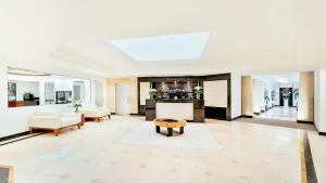 a large living room with a skylight at Barceló Mexico Reforma in Mexico City