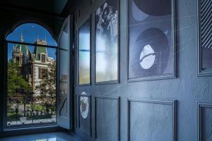une porte bleue avec vue sur un bâtiment dans l'établissement Doroteo Hotel Boutique, à Chihuahua