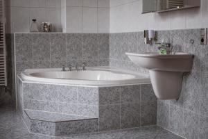 Ένα μπάνιο στο Ferienhaus im Gänseried +77 φωτογραφίες