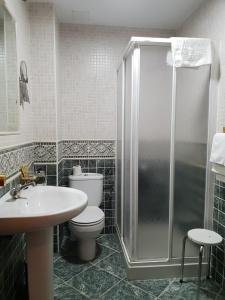 Ένα μπάνιο στο Hostal Pampaneira