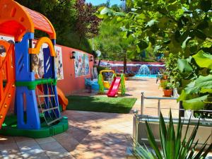 une aire de jeux avec structure de jeu dans un parc dans l'établissement Hotel New York, à Vlorë