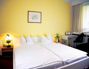 Postel nebo postele na pokoji v ubytování Hotel Albrechtshof Gohrisch
