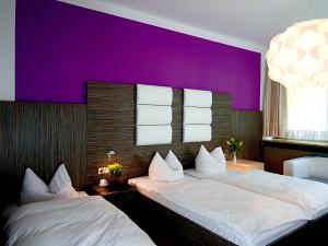 Postel nebo postele na pokoji v ubytování Hotel Albrechtshof Gohrisch