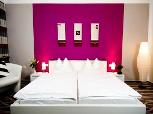 Postel nebo postele na pokoji v ubytování Hotel Albrechtshof Gohrisch