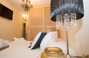 a bedroom with a bed with a chandelier at Residencial Terra de Mar, Grupo Terra de Mar, alojamientos con encanto in Calpe