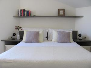 察夫塔特的住宿－Apartments Marlais，卧室配有带枕头的白色床