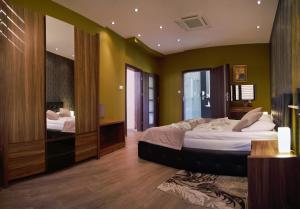 sypialnia z dużym łóżkiem i lustrem w obiekcie Hotel Forum Fitness Spa & Wellness w mieście Lublin