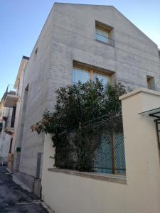 a building with a bush on the side of it at La casa di Mario...tra le case Via del Giglio 52 in Ortona