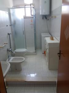 łazienka z prysznicem, toaletą i umywalką w obiekcie Casa Anna in riva al mare w mieście Mazara del Vallo +19 zdjęć