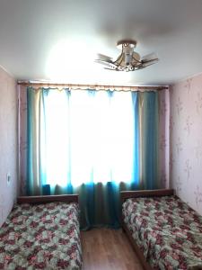 キリルロフにあるSimonovskayaのベッドルーム1室(ベッド2台、窓付)