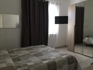 斯考里的住宿－Bed&Beach，一间卧室配有一张床、镜子和电视