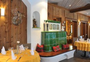 uma sala de jantar com duas mesas com toalhas amarelas em Hotel Restaurant des Vosges em Birkenwald