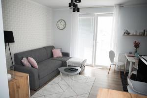 sala de estar con sofá y mesa en Apartament Soft 11, en Biała Podlaska
