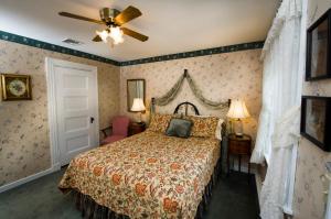 Säng eller sängar i ett rum på Anne's White Columns Inn